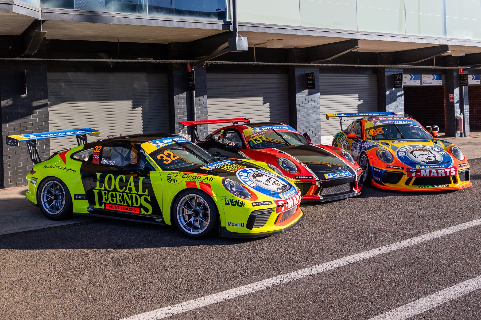 Рейсинг сервис. Porsche Motorsport. Машина Porsche Мишлен. Michelin Porsche Cup n2 n2r. Race service.